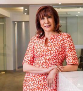 Siria Jeldes recibe premio por su trayectoria como líder empresarial por la equidad en Women Economic Forum