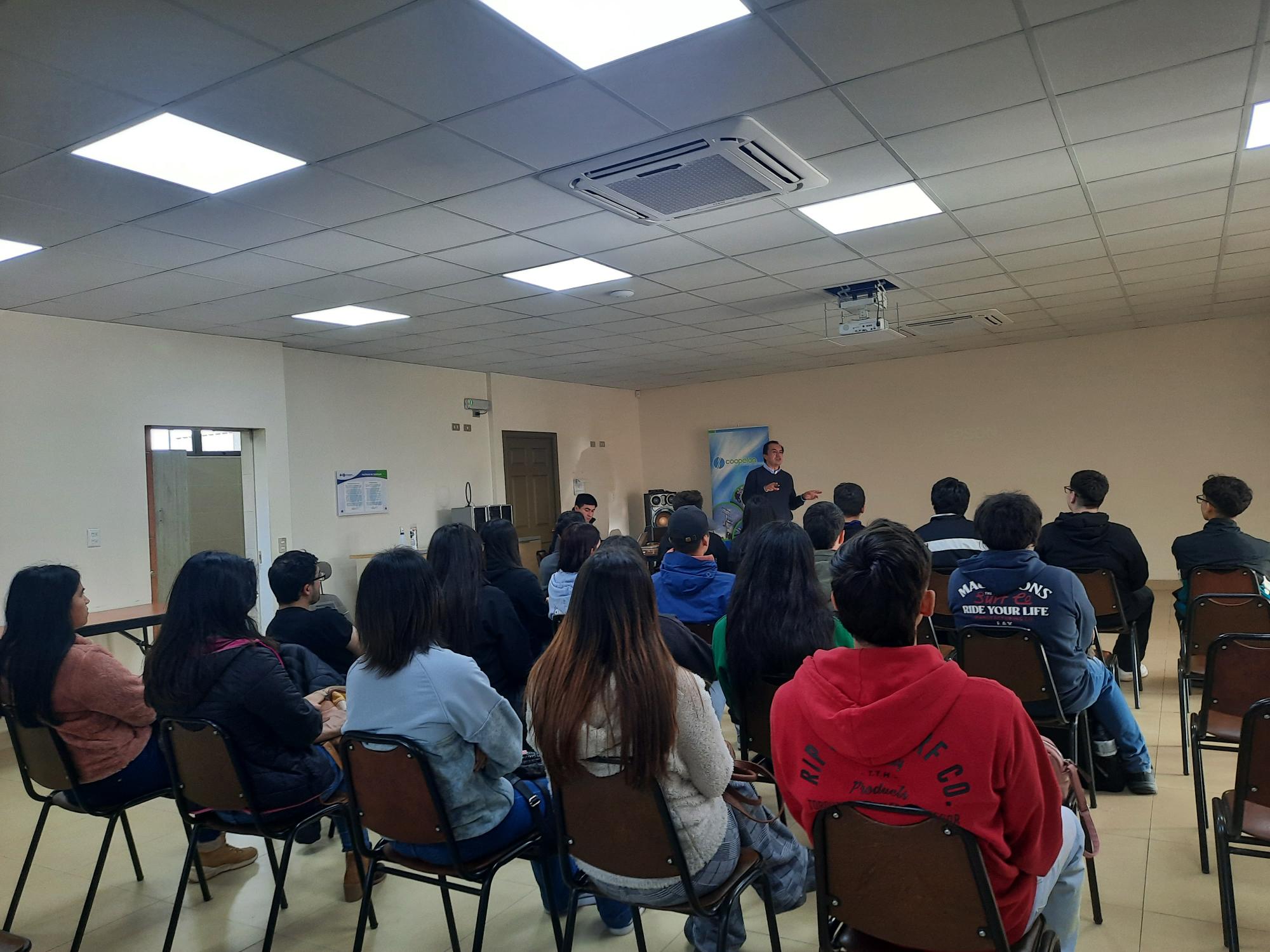 Estudiantes universitarios de Los Ángeles participan en programa de educación cooperativa de la Asociación Nacional de Cooperativas de Chile