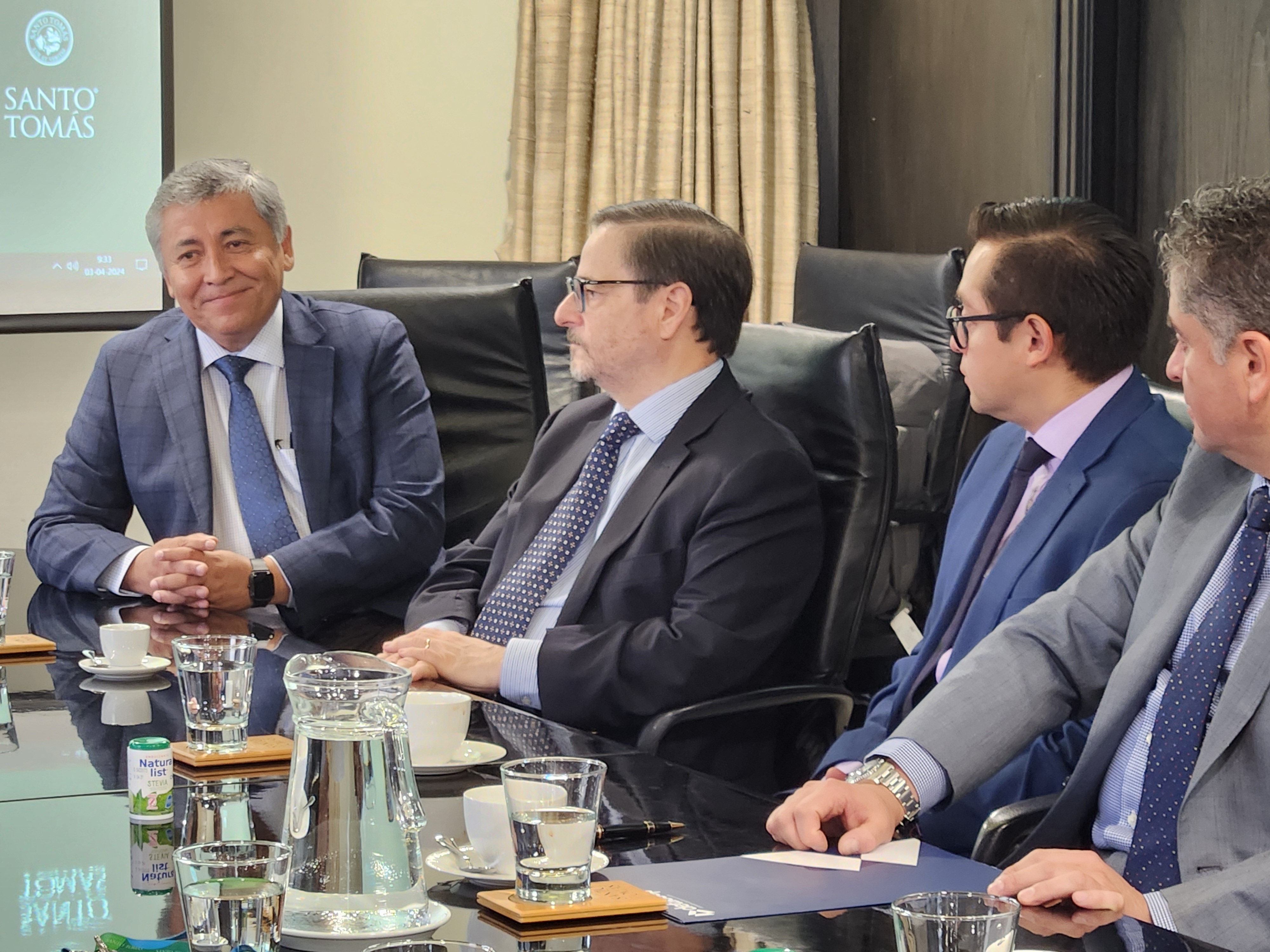 Asociación Nacional de Cooperativas de Chile y Santo Tomás firman convenio de colaboración para potenciar la educación cooperativa
