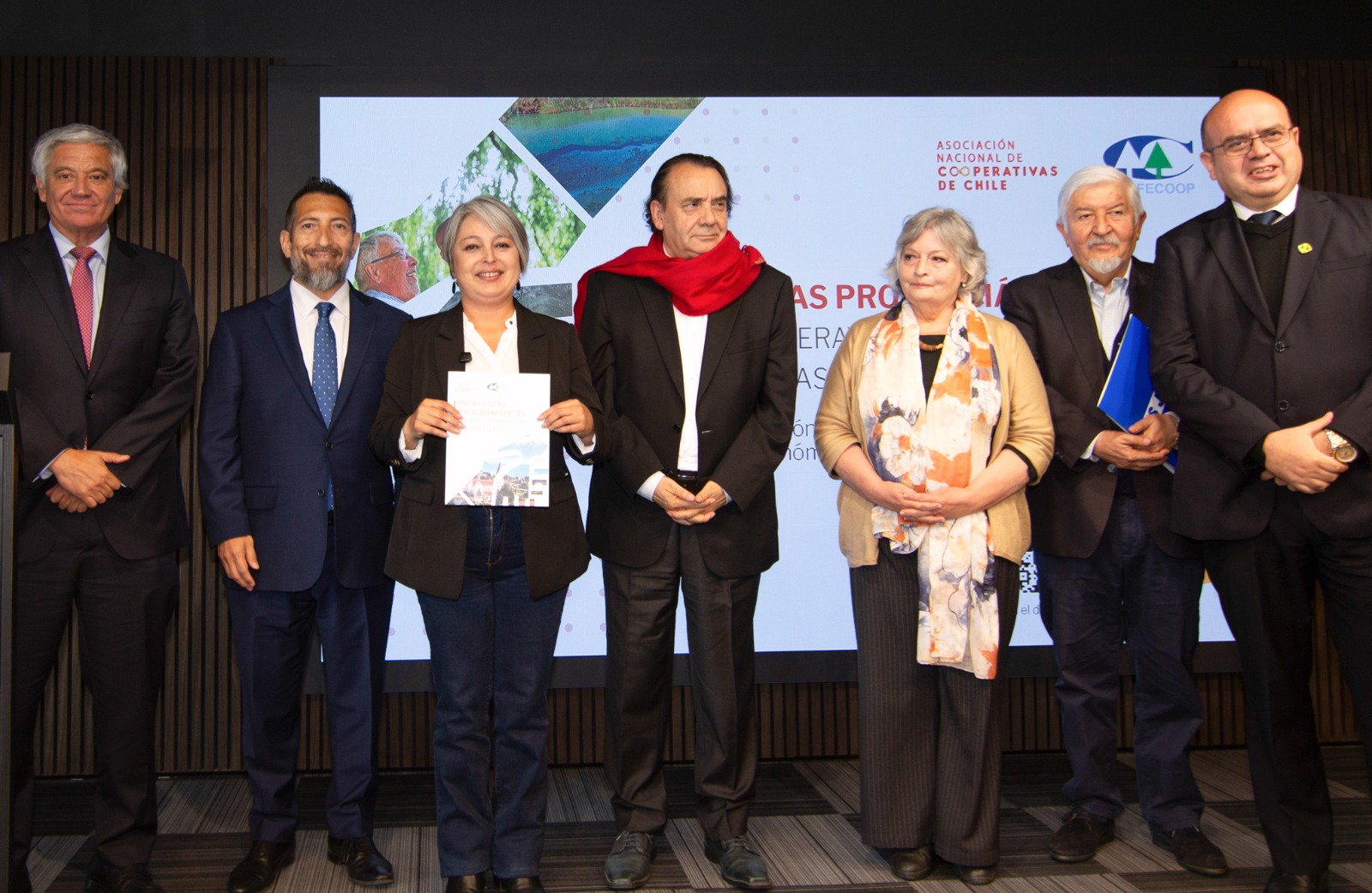 Jeannette Jara propone participación de cooperativas “en proyectos más grandes de inversión pública”