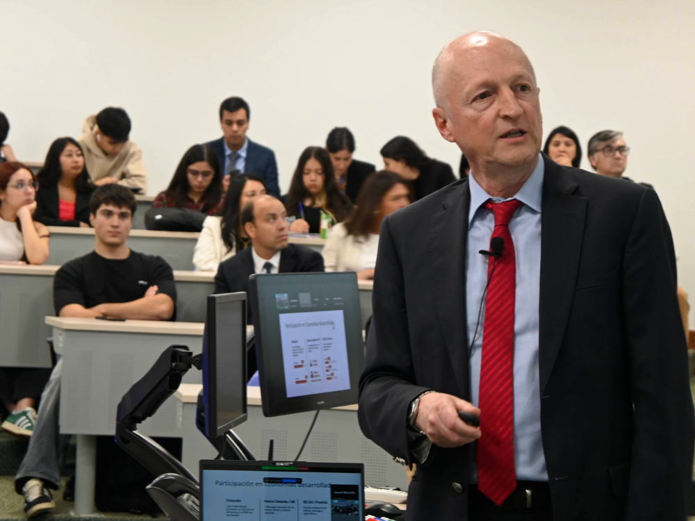 Presidente del Foro Cooperativo expone sobre el impacto del modelo empresarial en la Universidad de Chile