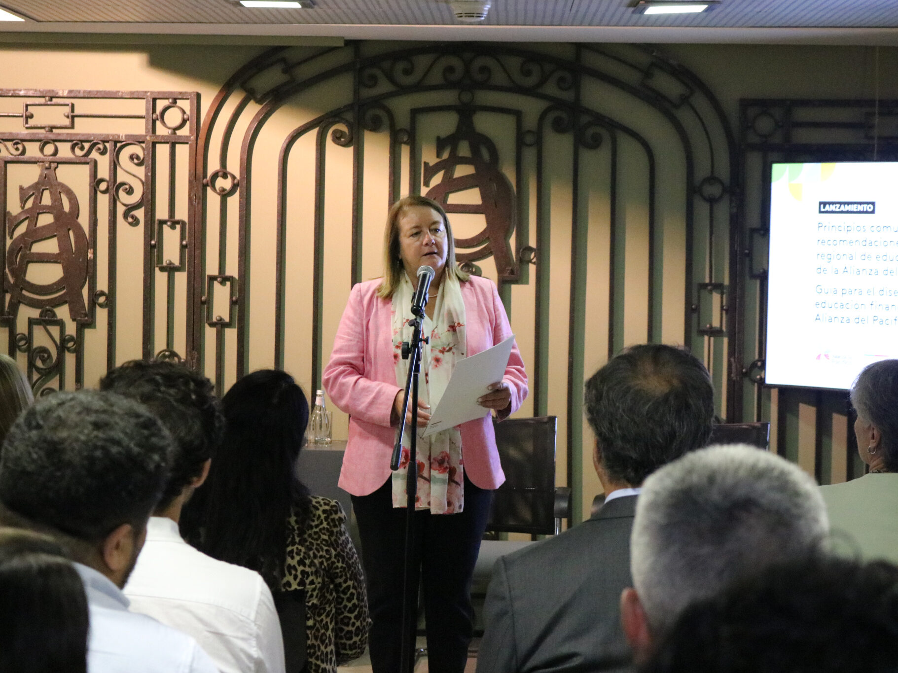 Coopera fortalece la educación financiera en colaboración con el Ministerio de Hacienda